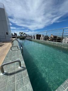 Πισίνα στο ή κοντά στο Apto com quarto e sala super varanda e vista AH705