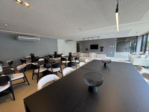 Εστιατόριο ή άλλο μέρος για φαγητό στο Apto com quarto e sala super varanda e vista AH705 +28 φωτογραφίες