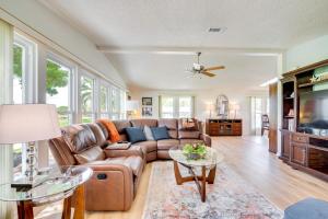 ein Wohnzimmer mit Sofa und Fernseher in der Unterkunft Hilltop Golf Course Cottage in The Villages! in Lady Lake