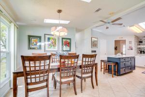 eine Küche und ein Esszimmer mit Tisch und Stühlen in der Unterkunft Hilltop Golf Course Cottage in The Villages! in Lady Lake