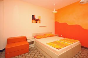 Postel nebo postele na pokoji v ubytování Apartments and Rooms Vesna Novalja