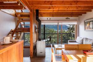 Posezení v ubytování Atardeceres del Lago - Alojamientos con Vista al Lago Villa La Angostura