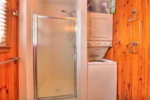 Η κουζίνα ή μικρή κουζίνα στο Nautical Nook by Carolina Beach Realty