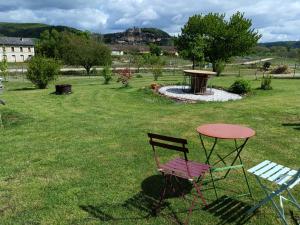 Jardí fora de Chambres d'hôtes BELLE-VUE -Vue sur château