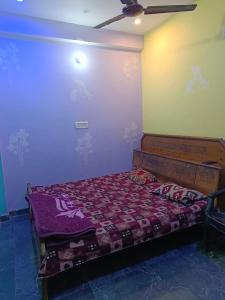 Rúm í herbergi á Maa janki guest house