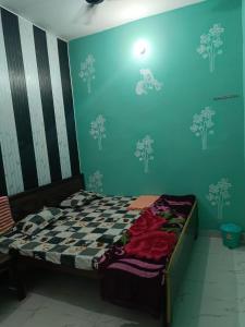 Rúm í herbergi á Maa janki guest house
