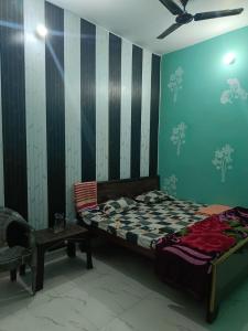 Rúm í herbergi á Maa janki guest house