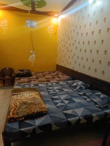 Rúm í herbergi á Maa janki guest house