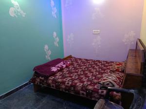 Rúm í herbergi á Maa janki guest house