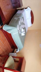 een uitzicht op een bed in een kamer bij Hotel Don Jhon in Estación El Salto