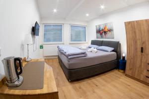 Η κουζίνα ή μικρή κουζίνα στο S-Rooms Zimmervermietung 3,4