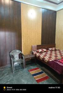 Rúm í herbergi á Maa janki guest house