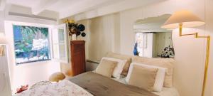 Posteľ alebo postele v izbe v ubytovaní PARIS AUTHENTIC HOUSE studio with green courtyard 12 rue labourse Gentilly 94250
