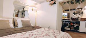 Posteľ alebo postele v izbe v ubytovaní PARIS AUTHENTIC HOUSE studio with green courtyard 12 rue labourse Gentilly 94250