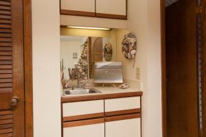 キュリビーチにあるOcean Dunes 1001 by Carolina Beach Realtyのシンクと鏡のあるキッチン