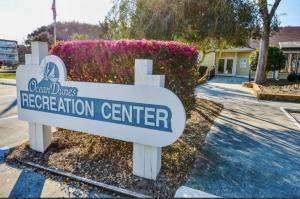 キュリビーチにあるOcean Dunes 1001 by Carolina Beach Realtyの家の前にあるレクリエーションセンターの看板 +20枚の写真