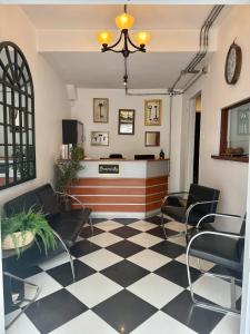 a lobby with a checkered floor at Tremo Patio Bellavista in Santiago