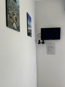 TV a/nebo společenská místnost v ubytování B&B SGUARDO AL CONERO