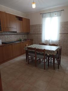 a kitchen with a table and chairs and a window at Il rifugio del sole in San Giovanni Teatino