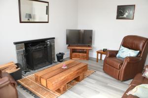 TV a/nebo společenská místnost v ubytování Birch Cottage