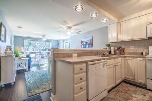 Gallery image of Ocean Dunes 2206B - Daily Breeze by Carolina Beach Realty in Kure Beach