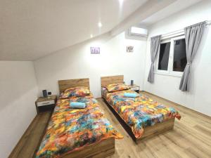 Кровать или кровати в номере Apartmani Krnić