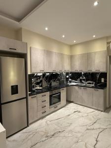 Dapur atau dapur kecil di Luxy renovated flat with patio