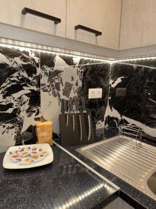 una cocina con encimera con fregadero y encimera sidx sidx en Luxy renovated flat with patio, en Atenas 8 fotos más