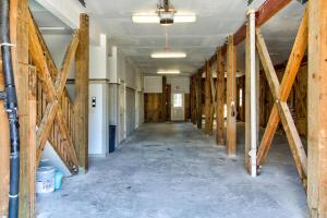 ein leerer Flur in einem Gebäude im Bau in der Unterkunft Ocean Oasis by Carolina Beach Realty in Carolina Beach + 25 Fotos