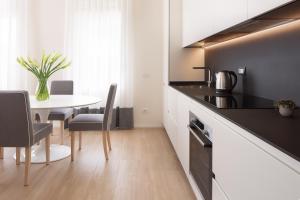 eine Küche mit Tisch und ein Esszimmer in der Unterkunft Bellavista Holiday House in Valdobbiadene