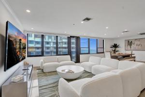 En TV eller et underholdningssystem på Luxury 2BD Penthouse with Beach Access and Resort Amenities PH6