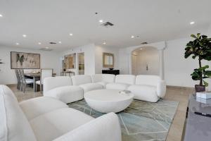 Et sittehjørne på Luxury 2BD Penthouse with Beach Access and Resort Amenities PH6