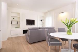 ein Wohnzimmer mit Sofa und Tisch in der Unterkunft Bellavista Holiday House in Valdobbiadene