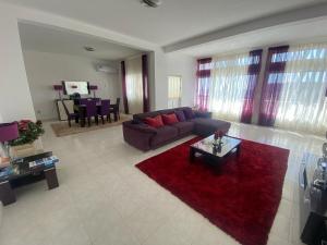 TarrafalCasa Ramanda的带沙发和红色地毯的客厅