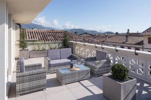 eine Terrasse mit Stühlen und einem Tisch auf einem Balkon in der Unterkunft Bellavista Holiday House in Valdobbiadene