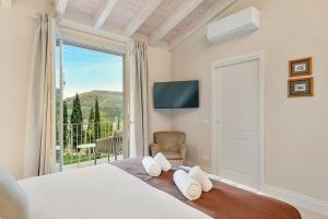ein Schlafzimmer mit einem Bett und einem großen Fenster in der Unterkunft GOLDEN LUXE - Diamond in the Hills piscina privata e vasca idromassaggio in Serravalle Pistoiese