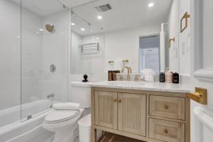 Et bad på Luxury 2BD Penthouse with Beach Access and Resort Amenities PH6