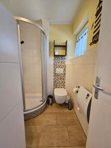 Koupelna v ubytování Ferienwohnung Urlaubsschmiede in Horumersiel Schillig an der Nordsee + 12 fotografií