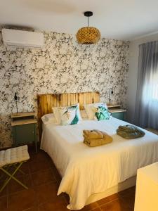 a bedroom with a bed with towels on it at La Casa del Pueblo con piscina y barbacoa in Rincón de Ballesteros
