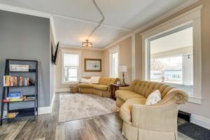 Χώρος καθιστικού στο Walk to Dtwn Green Lake Peaceful Getaway with Porch