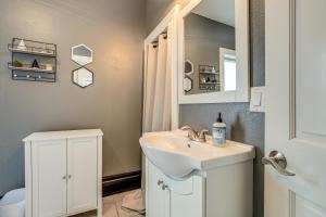 Ένα μπάνιο στο Walk to Dtwn Green Lake Peaceful Getaway with Porch +21 φωτογραφίες