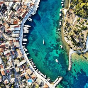 een luchtzicht op een haven met boten in het water bij G&A House in Gaios in Gaios +9 foto's