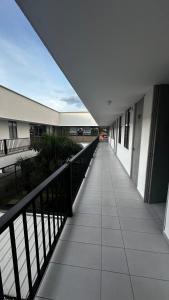 a hallway of a building with a walkway at Cerca a todo y full equipado in Cartago