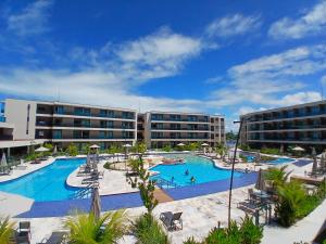 a large swimming pool in a resort with buildings at Malia Muro Alto - Porto de Galinhas - Flat para 5 pessoas vista piscinas in Ipojuca