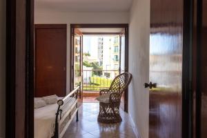 Una habitación con una cama y un balcón con vistas. en Urban Beach I, en Portimão 35 fotos más