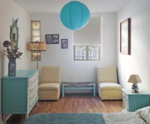 a living room with two chairs and a blue table at O Sardinhas in Matosinhos