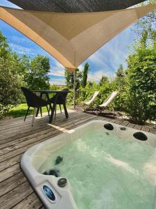 Zahrada ubytování Chambres avec Jacuzzi privatif - Kassiopée Bed & Spa + 18 fotografií