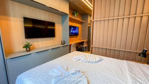 TV/trung tâm giải trí tại Setai Yacht Stilo V - By Almare Flats