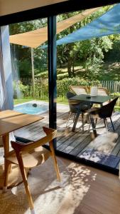 Patio nebo venkovní prostory v ubytování Chambres avec Jacuzzi privatif - Kassiopée Bed & Spa