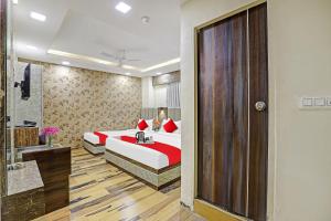 Postel nebo postele na pokoji v ubytování Collection O Hotel Raj Palace